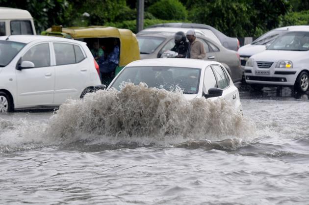 Heavy rains on Monday hit traffic and inconvenienced commuters. (Sanil Ghosh/HT PHOTO) Heavy rains on Monday hit traffic and inconvenienced commuters. (Sanil Ghosh/HT PHOTO)