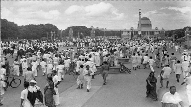 A crowd of revellers gathers to celebrate the birth of the Indian nation around the Rasina Hill grounds on August 15, 1947 in New Delhi, India. (AFP) 