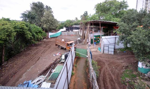 PMC had constructed a road from Warje to Vitthalwadi, along the Mutha river, which had caused much debris to find its way to the riverbed.(HT Photo) PMC had constructed a road from Warje to Vitthalwadi, along the Mutha river, which had caused much debris to find its way to the riverbed.(HT Photo)