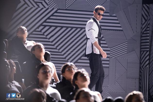 Spyder stars Mahesh Babu as an Intelligence Bureau officer. Spyder stars Mahesh Babu as an Intelligence Bureau officer.