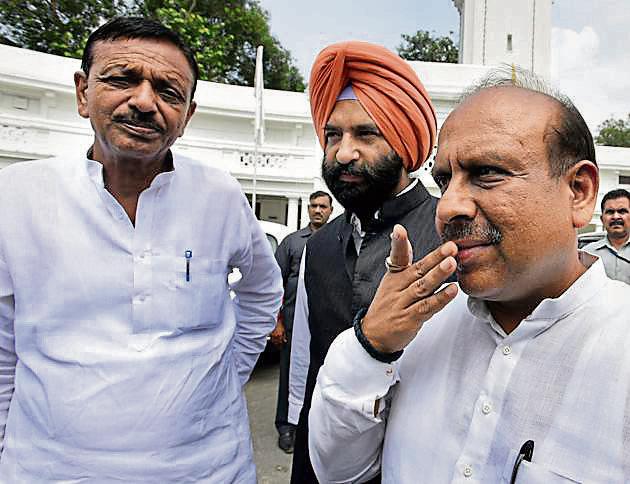 Delhi BJP MLA and leader of the Opposition Vijender Gupta (right) with MLAs Jagdish Pradhan and Manjinder Singh Sirsa at Delhi Assembly on Tuesday. (Sonu Mehta/HT Photo) Delhi BJP MLA and leader of the Opposition Vijender Gupta (right) with MLAs Jagdish Pradhan and Manjinder Singh Sirsa at Delhi Assembly on Tuesday. (Sonu Mehta/HT Photo)
