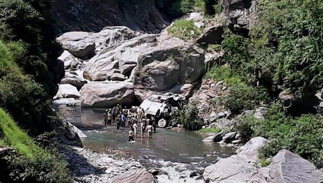 Rescue personnel carry out relief and rescue work after a bus fell into a gorge near the Jammu-Srinagar highway.(PTI)