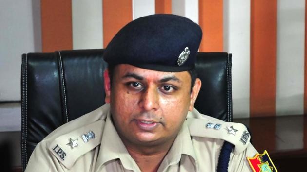 Chandigarh SSP Eish Singhal addresses the media on Monday.(HT photo) Chandigarh SSP Eish Singhal addresses the media on Monday.(HT photo)