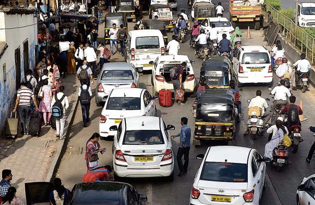 Many private cabs prefer to drop or pick up customers from the Raja Bahadur Mill road-side of the station. This leads to congestion on the road with no proper traffic regulation in place. (Pratham Gokhale/HT PHOTO) Many private cabs prefer to drop or pick up customers from the Raja Bahadur Mill road-side of the station. This leads to congestion on the road with no proper traffic regulation in place. (Pratham Gokhale/HT PHOTO)