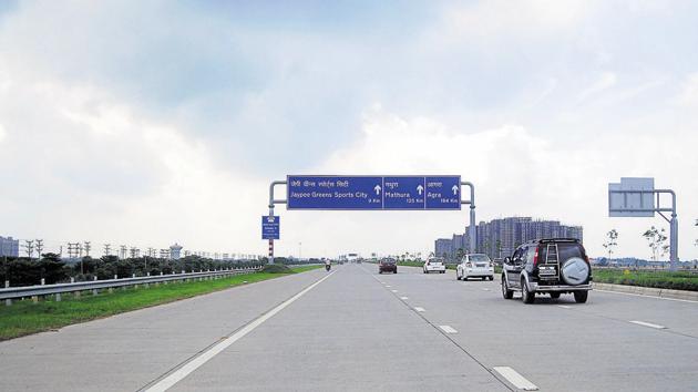 A shot of the Yamuna Expressway stretch which is a preferred drive route among Delhiites.(Sunil Ghosh/HT Photo)