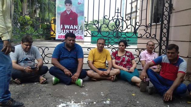 Arman's parents have started a sit-in outside GD Goenka School at Indirapuram from Tuesday alleging police laxity in investigating the case and demanding a CBI probe. (Sakib Ali/HT) Arman's parents have started a sit-in outside GD Goenka School at Indirapuram from Tuesday alleging police laxity in investigating the case and demanding a CBI probe. (Sakib Ali/HT)