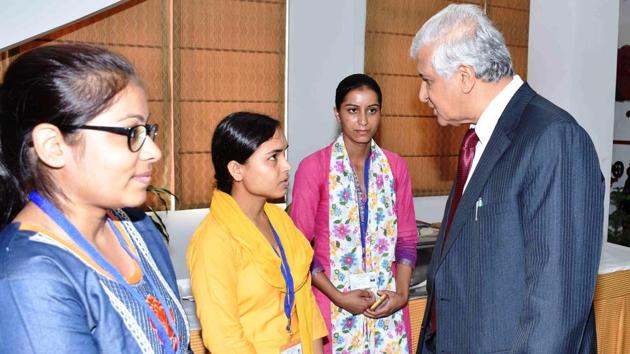 Governor KK Paul with the toppers. (HT PHOTO)