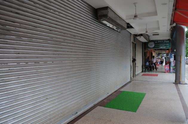 Shop owners closed their shops during protest against street vending policy of MCG at Sector 31. (Parveen Kumar/HT Photo) Shop owners closed their shops during protest against street vending policy of MCG at Sector 31. (Parveen Kumar/HT Photo)