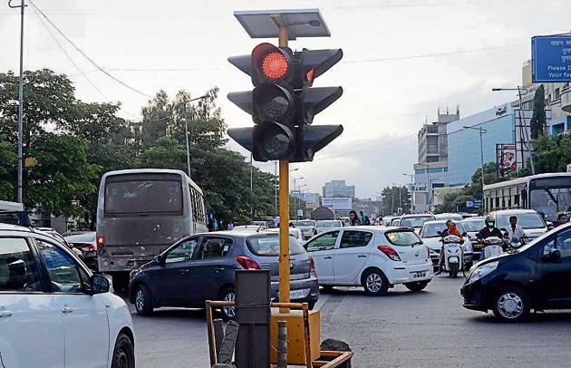 The portable traffic signal installed on Baner Road near Syngenta corner to control traffic. (Ravindra Joshi/HT PHOTO) The portable traffic signal installed on Baner Road near Syngenta corner to control traffic. (Ravindra Joshi/HT PHOTO)