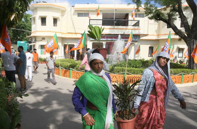 Labourers arrange flower pots at the BJP office in Jaipur . (HT File Photo.) Labourers arrange flower pots at the BJP office in Jaipur . (HT File Photo.)