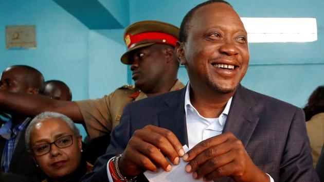 Kenya's President Uhuru Kenyatta casts his ballot inside a polling station in his hometown of Gatundu in Kiambu county, Kenya August 8, 2017.(REUTERS) Kenya's President Uhuru Kenyatta casts his ballot inside a polling station in his hometown of Gatundu in Kiambu county, Kenya August 8, 2017.(REUTERS)