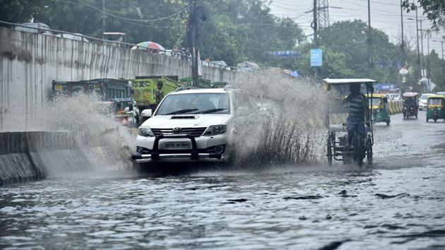 The report, prepared by a committee of chief engineers of PWD and civic bodies, has recommended separate sewerage and storm water drainage system without further delay to prevent waterlogging and outbreak of epidemics.(Arun Sharma/HT FILE)