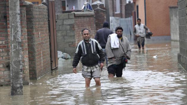 A Kashmiri men wades through a flooded road in Srinagar. (Waseem Andrabi/HT FILE PHOTO) A Kashmiri men wades through a flooded road in Srinagar. (Waseem Andrabi/HT FILE PHOTO)