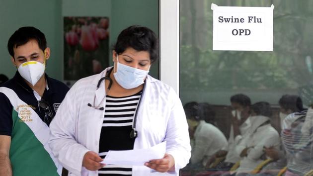Because of increase in number of swine flu patients, doctors have advised residents to avoid coming in close contact with patients who have tested positive for the disease and stay on guard against swine flu-like symptoms. (Sonu Mehta/ HT photo) Because of increase in number of swine flu patients, doctors have advised residents to avoid coming in close contact with patients who have tested positive for the disease and stay on guard against swine flu-like symptoms. (Sonu Mehta/ HT photo)