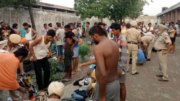 Jail staff and police officials while checking at central jail .in Ludhiana on July 2,2017. (HT File Photo) Jail staff and police officials while checking at central jail .in Ludhiana on July 2,2017. (HT File Photo)