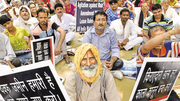 A protest against the Wakf board by tenants at Jantar Mantar in New Delhi on June 19, 2016.(HT File Photo)