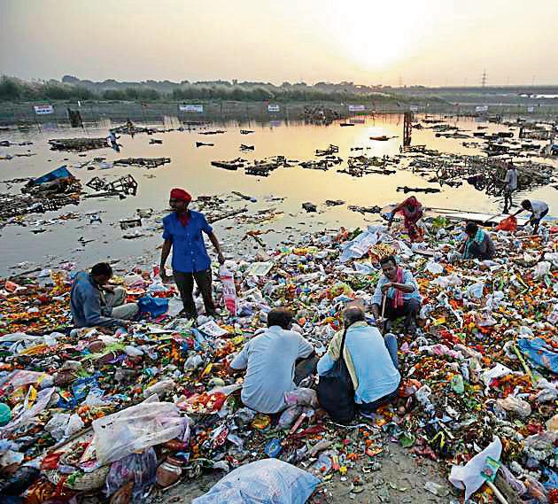 Yamuna travels over 1,376km and passes through many states. Though only 2 per cent of the river falls in Delhi, it receives nearly 70% of the pollution while passing through the Capital.(Ravi Choudhary/HT PHOTO) Yamuna travels over 1,376km and passes through many states. Though only 2 per cent of the river falls in Delhi, it receives nearly 70% of the pollution while passing through the Capital.(Ravi Choudhary/HT PHOTO)