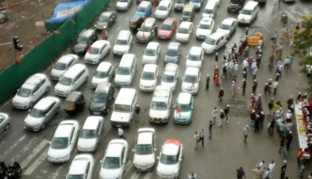 Traffic snarls at Panjarpol in Chembur. (Vijaynand Gupta/HT) Traffic snarls at Panjarpol in Chembur. (Vijaynand Gupta/HT)