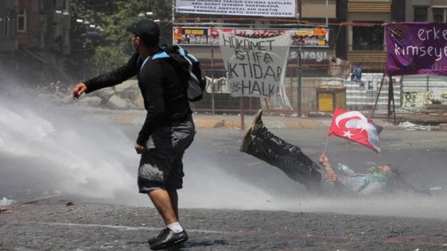The findings stand in striking contrast to the prevailing wisdom that broadcasting graphically violent news content is gratuitous and sensationalist. (Shutterstock) The findings stand in striking contrast to the prevailing wisdom that broadcasting graphically violent news content is gratuitous and sensationalist. (Shutterstock)