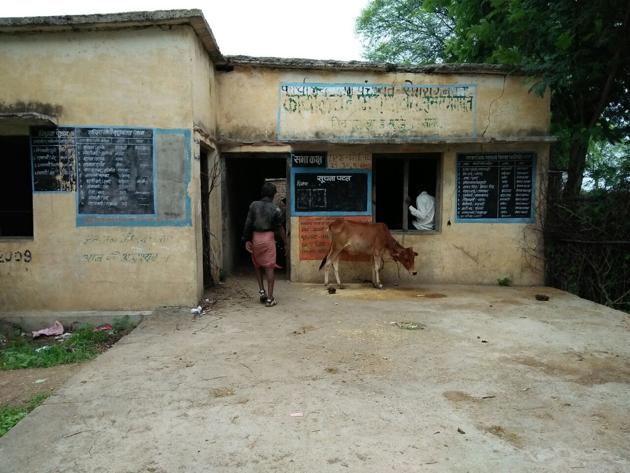 Panchayat building at Semra Ganpat village in Sagar district where gamblers assemble and create nuisance (HT Photo) Panchayat building at Semra Ganpat village in Sagar district where gamblers assemble and create nuisance (HT Photo)