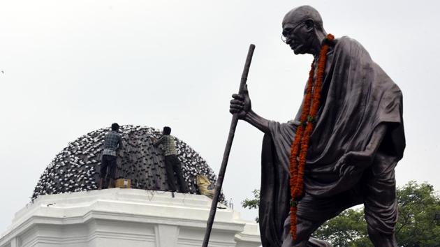 India will commemorate its 70th year of independence from British Raj on August 15. The Centre has decided to observe this Independence Day as ‘Sankalp Parva’ or the Day of Resolve, appealing that citizens dedicate themselves towards social causes and share their ideas towards a new India. With less than a week to go, festive and security arrangements across the nation are already underway. (Sonu Mehta/HT PHOTO)