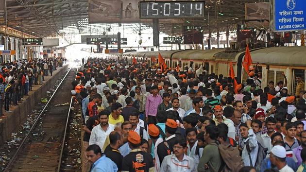 The crowd at CST. (Satyabrata Tripathy/HT Photo) 