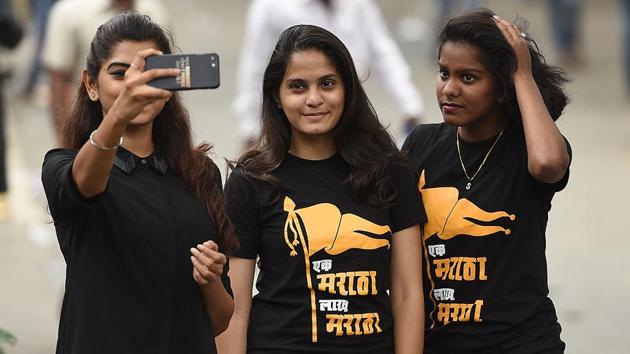 People take a selfie near CST. (Satyabrata Tripathy/HT Photo) 