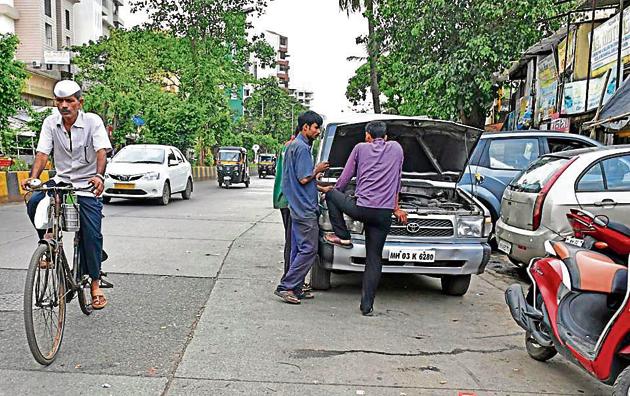 Mechanics repair a car at Juhu-Versova Link Road. (Shashi S Kashyap/ HT PHOTO) Mechanics repair a car at Juhu-Versova Link Road. (Shashi S Kashyap/ HT PHOTO)