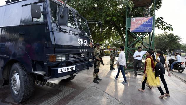 With Independence day just around the corner, the presence of security personnel has been increased at key locations in New Delhi. (Sonu Mehta/HT PHOTO)