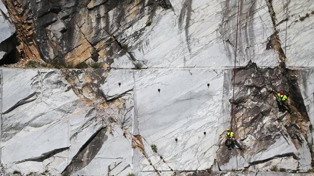 Workers known as ‘tecchiaioli’ examine marble at the Cervaiole quarry before extraction. In exchange for getting the operation going, Florentine authorities granted Michelangelo the right to extract as much marble as he wanted from Altissimo in perpetuity. (Alessandro Bianchi / REUTERS)