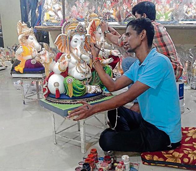 An artisan gives finishing touches to a Ganesha to idol in Kalyan on Wednesday.(Vijay Thakare)