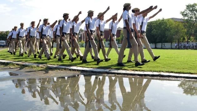 Police personnel take part in an Independence Day parade rehearsal in Amritsar, Punjab. (Narinder Nanu/AFP)