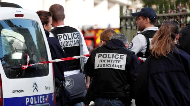 Police work near the scene where French soliders were hit and injured by a vehicle in the western Paris suburb of Levallois-Perret, France, August 9, 2017. (REUTERS Photo) Police work near the scene where French soliders were hit and injured by a vehicle in the western Paris suburb of Levallois-Perret, France, August 9, 2017. (REUTERS Photo)