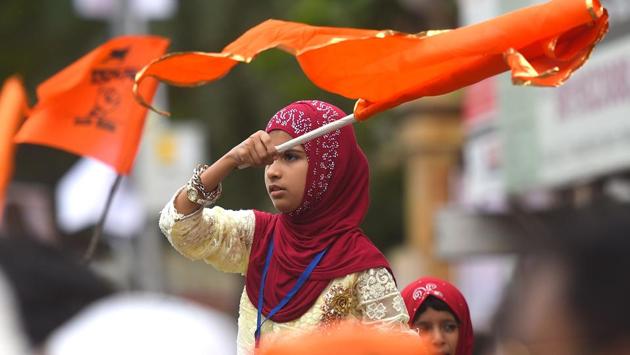 The Maratha rally in Mumbai blurred religious lines as not only were many Muslims a part of the rally, but organisations like the Aman committee were also seen distributing packaged water and biscuits to those protesting. Central railway officials were also seen distributing water packets.  (Pratik Chorge/HT Photo) 