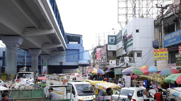The area records a high footfall of visitors every day due to its proximity to the largest commercial hub of Noida, which comprises Sector 18 market, Atta Market and four malls in the vicinity. (Sunil Ghosh/HT Photo) The area records a high footfall of visitors every day due to its proximity to the largest commercial hub of Noida, which comprises Sector 18 market, Atta Market and four malls in the vicinity. (Sunil Ghosh/HT Photo)