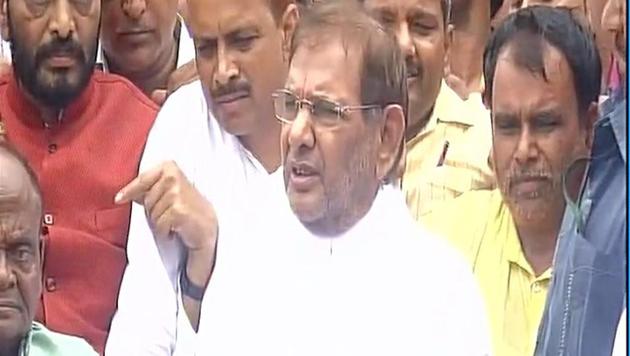 Senior Janata Dal (United) leader Sharad Yadav speaks to the media in Patna on Thursday.(ANI Twitter) Senior Janata Dal (United) leader Sharad Yadav speaks to the media in Patna on Thursday.(ANI Twitter)