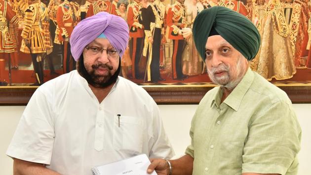 Justice Narang met the chief minister at the latter’s official residence this morning and handed over the report. (HT Photo) Justice Narang met the chief minister at the latter’s official residence this morning and handed over the report. (HT Photo)