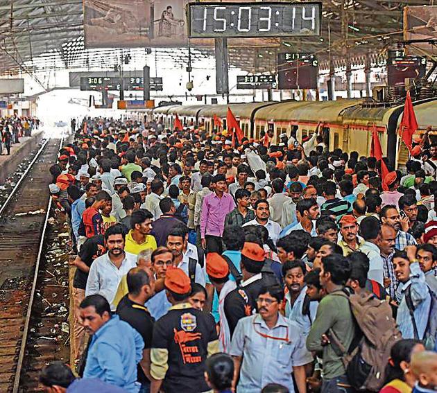A large crowd at CST. (Satyabrata Tripathy/HT Photo) A large crowd at CST. (Satyabrata Tripathy/HT Photo)