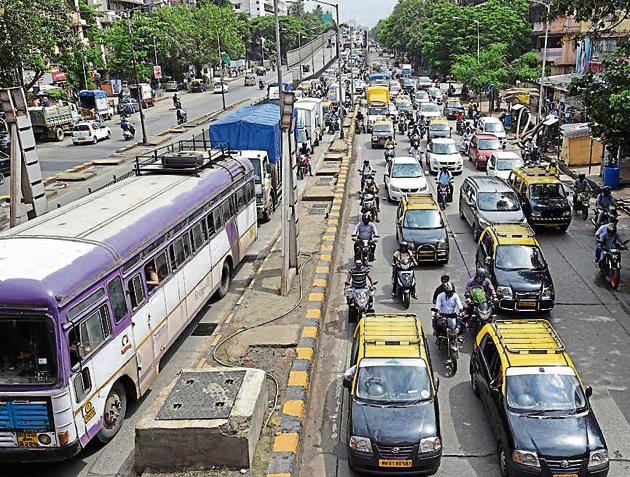 A traffic jam at King’s Circle on Wednesday. (Vijayanand Gupta/HT Photo) A traffic jam at King’s Circle on Wednesday. (Vijayanand Gupta/HT Photo)