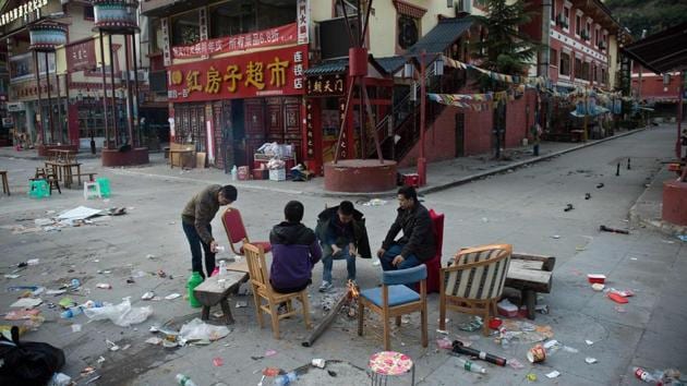 Residents, who slept outside their homes for fear of aftershocks after an earthquake, sit around a fire to warm up in Zhangzha in southwest China's Sichuan province on August 10, 2017. (AFP Photo) Residents, who slept outside their homes for fear of aftershocks after an earthquake, sit around a fire to warm up in Zhangzha in southwest China's Sichuan province on August 10, 2017. (AFP Photo)