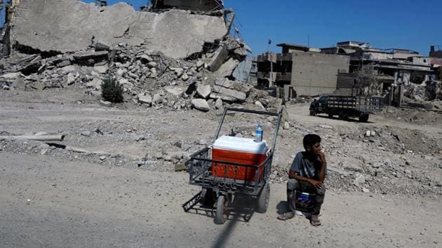 An Iraqi boy sells water in front of destroyed houses on a street in Western Mosul, Iraq August 7, 2017. (REUTERS Photo) An Iraqi boy sells water in front of destroyed houses on a street in Western Mosul, Iraq August 7, 2017. (REUTERS Photo)