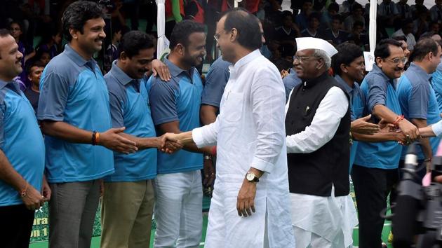 LENDING A HAND: ‘We thought you did well’ (Anshuman Poyrekar/HT Photo) 