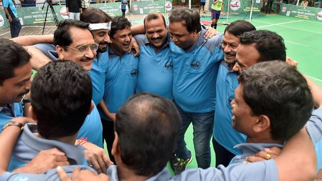 STRATEGIC TIMEOUT: Let’s show some team spirit. (Anshuman Poyrekar/HT Photo) 