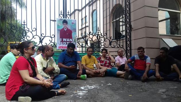 Arman's parents staged a dharna outside GD Goenka School at Indirapuram. (Sakib Ali/HT Photo) Arman's parents staged a dharna outside GD Goenka School at Indirapuram. (Sakib Ali/HT Photo)