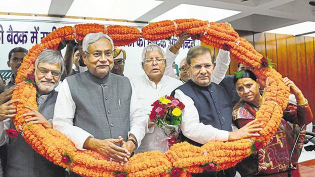 Bihar chief minister Nitish Kumar and JD(U) colleague Sharad Yadav flank RJD chief Nitish Kumar (centre) during a Grand Alliance event in November, 2015. Yadav and party leaders loyal to him are angry with Kumar for breaking the so-called Grand Alliance.(HT FILE)