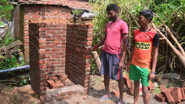 Rajesh Mahto shows his uncompleted toilet under the Swachh Bharat Abhiyan. (Chandan Paul/HT Photo) Rajesh Mahto shows his uncompleted toilet under the Swachh Bharat Abhiyan. (Chandan Paul/HT Photo)