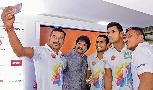 Players of Puneri Paltan team members take selfie with veteran Hockey player Dhanaraj Pillay at the launch of 10K INTENCITY Run in Pune on August 8. Pillay was in the city as a guest at the event. (Sanket Wankhade/HT PHOTO) Players of Puneri Paltan team members take selfie with veteran Hockey player Dhanaraj Pillay at the launch of 10K INTENCITY Run in Pune on August 8. Pillay was in the city as a guest at the event. (Sanket Wankhade/HT PHOTO)