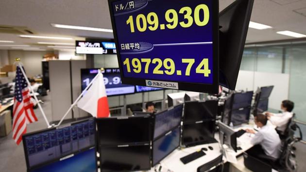 The yen rate rose against the US dollar as the US index slipped amid tensions. Global markets tumbled on August 9 as the US and North Korea ratcheted up their confrontational rhetoric, with the Asian markets closing at a low and South Korean as well as Japanese exchanges dipping 0.5%. (Kazuhiro Nogi / AFP)