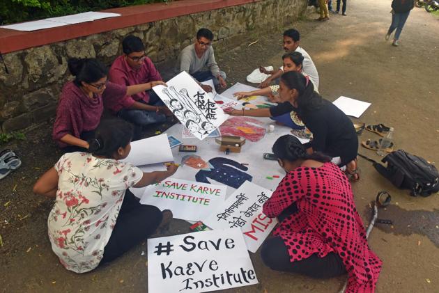 Students of Karve Samajseva Saanstha make posters for the protest in Pune.(Pratham Gokhale/HT PHOTO)