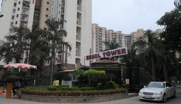 There was a six hour tussle on Friday night, between the tenants and the Residents Welfare Association of Essel Towers (ETRWA), an upscale locality on MG Road, in Gurgaon. (Parveen Kumar/HT Photo) There was a six hour tussle on Friday night, between the tenants and the Residents Welfare Association of Essel Towers (ETRWA), an upscale locality on MG Road, in Gurgaon. (Parveen Kumar/HT Photo)